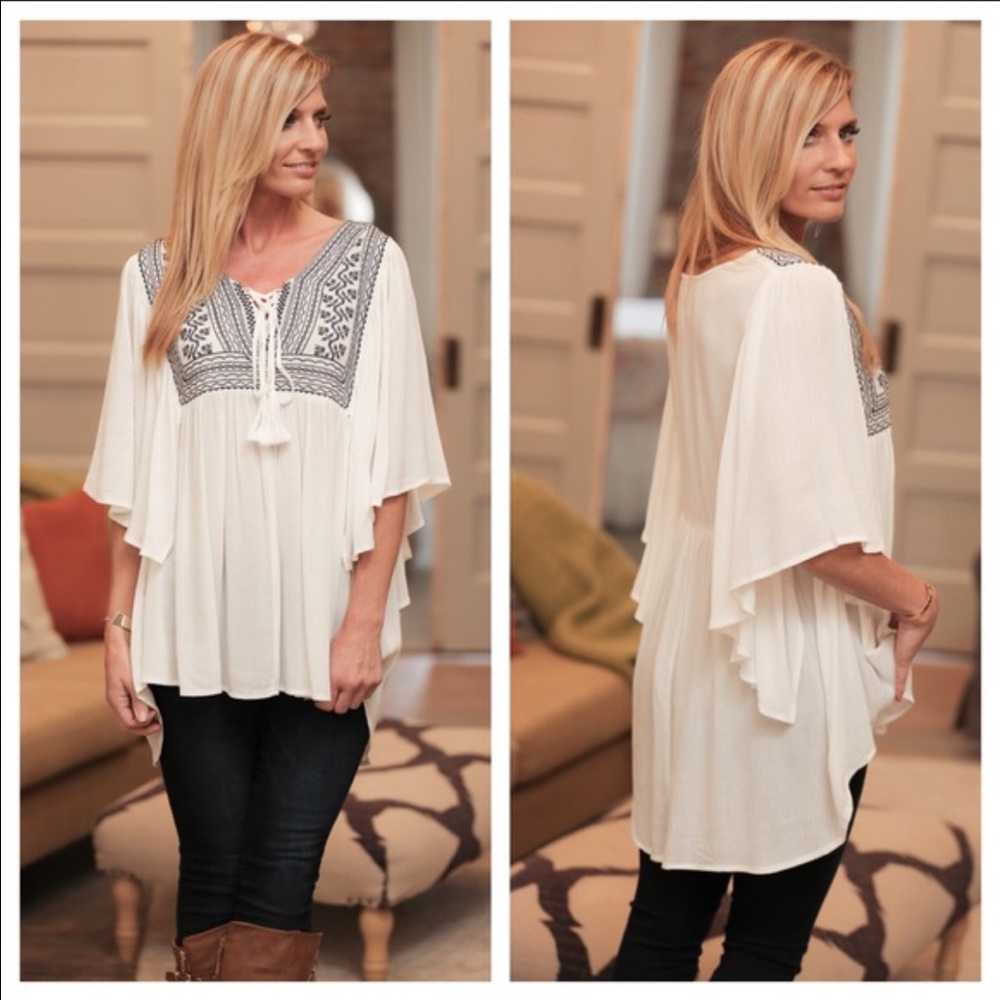 Tunic white w/ blue embroidery... flowey