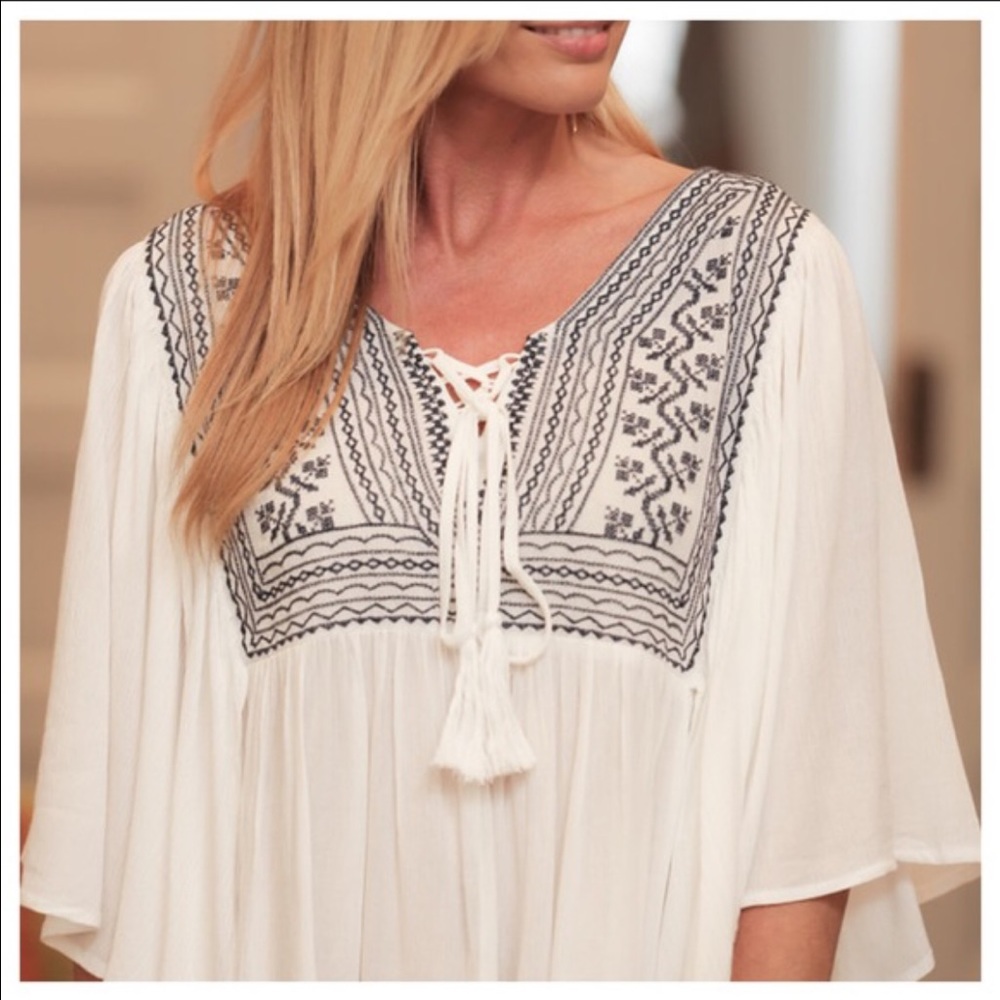 Tunic white w/ blue embroidery... flowey - Picture 2 of 2