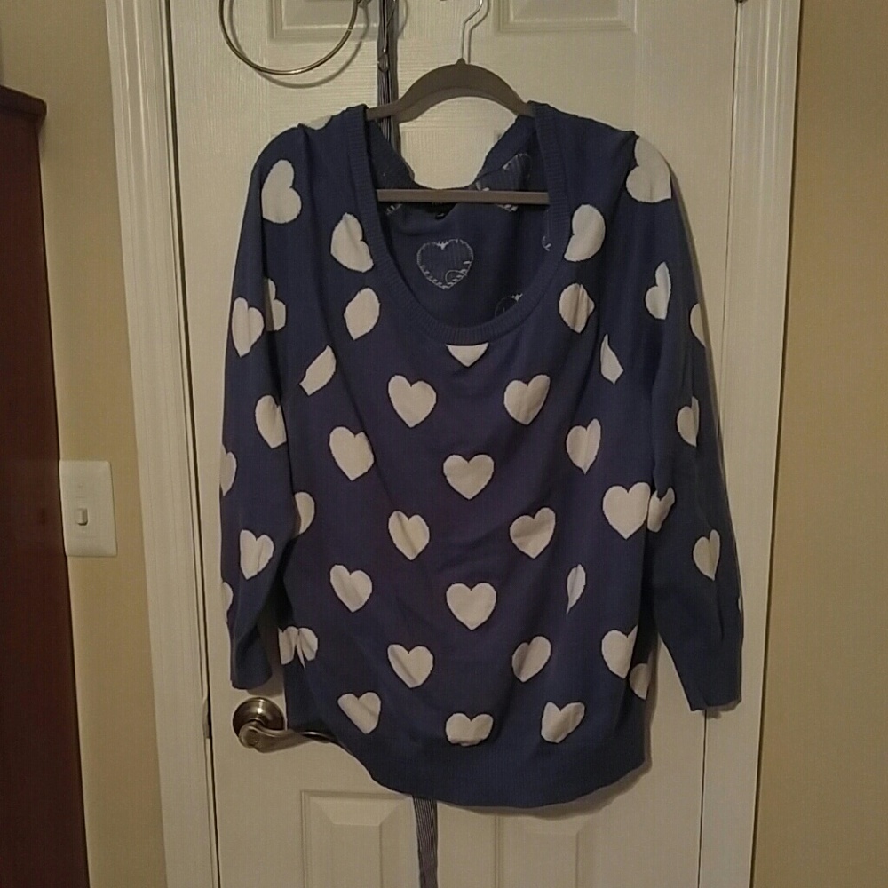 Scoop neck blue torrid sweater with white hearts
