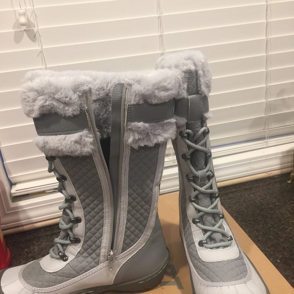 Snow boots