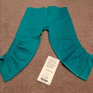 Lululemon in the flow crop II