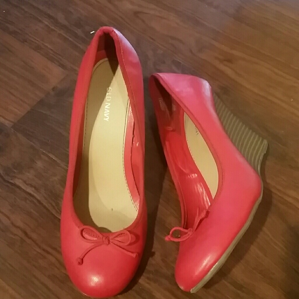 Red wedged shoes