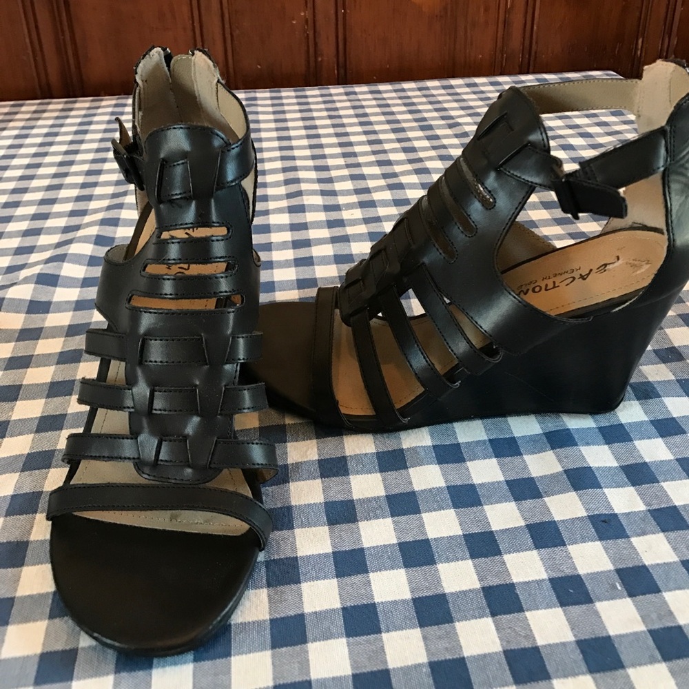 NWOT Kenneth Cole Reaction black Wedges!