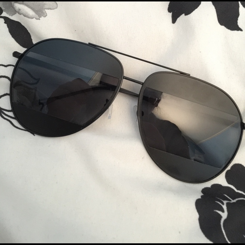 🆕Cool pair of black aviators with a twist🆕