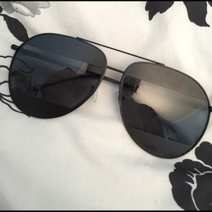 🆕Cool pair of black aviators with a twist🆕