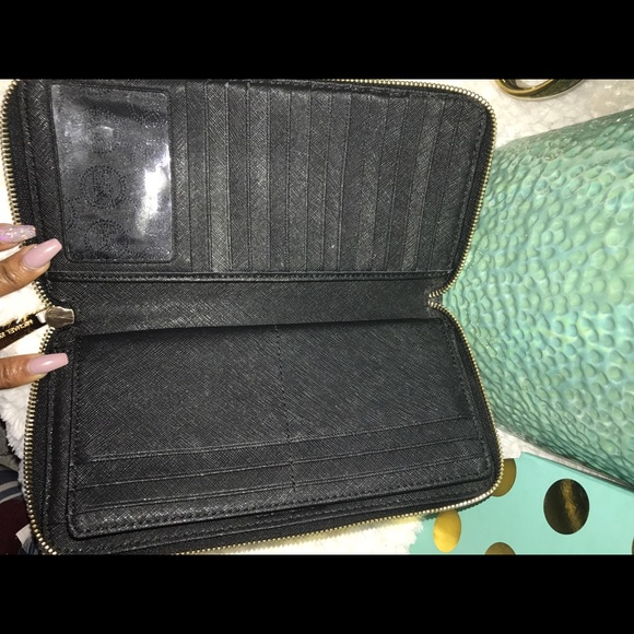 Micheal Kors wallet - Picture 3 of 4