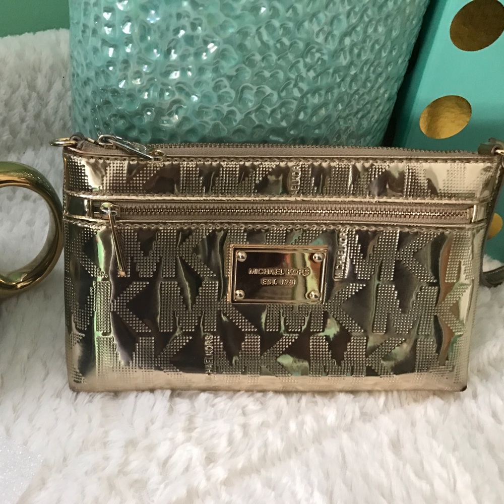 Micheal Kors wristlet authentic