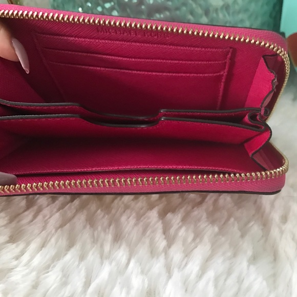 Micheal Kors wallet - Picture 2 of 4