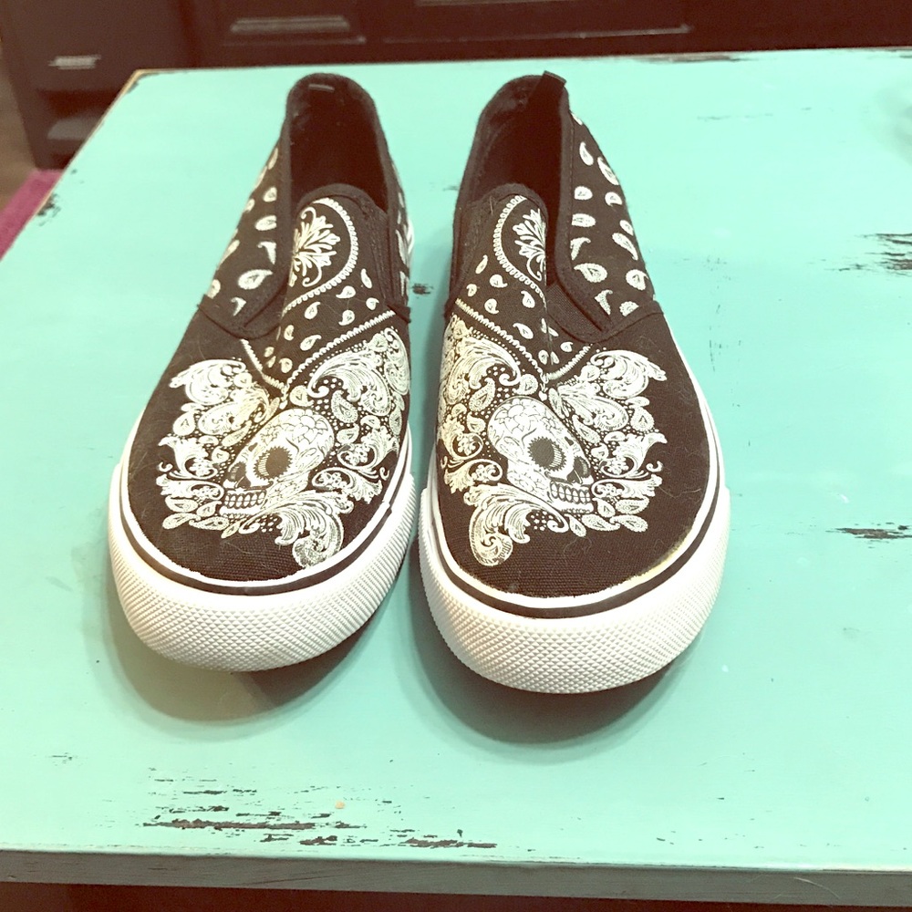 NWOT Skull Hot topic shoes