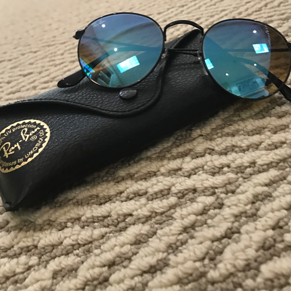 Blue reflective round Ray-Ban with black frames