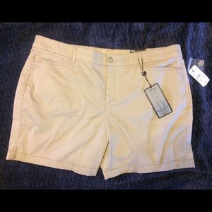 Intro khaki shorts 18W Tummy Control New