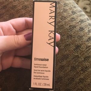Luminous wear liquid foundation