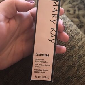 Matte wear liquid foundation