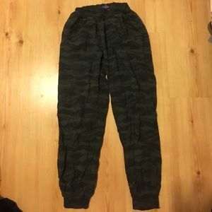 Camo American eagle joggers!!!
