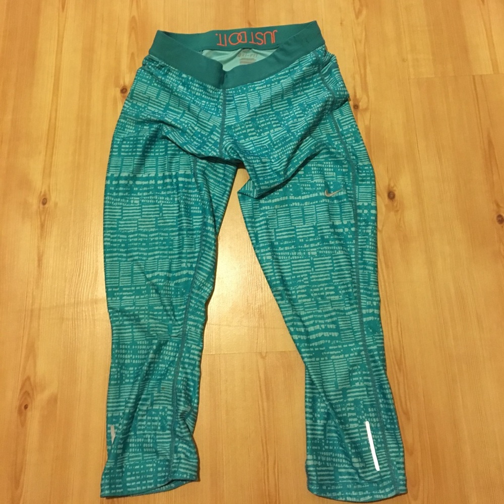 NIKE DRI FIT CAPRIS