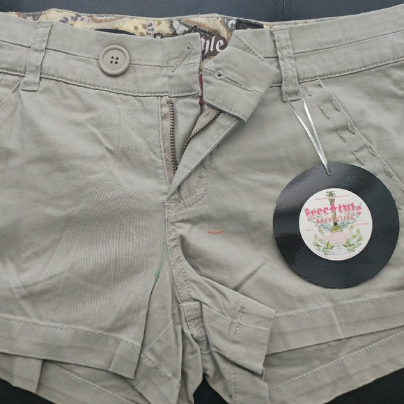 Pants - Freestyle khaki shorts