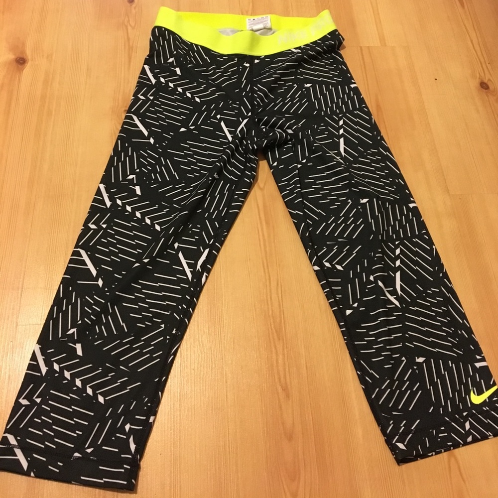 NIKE DRI FIT CAPRIS IN PERFECT CONDITION