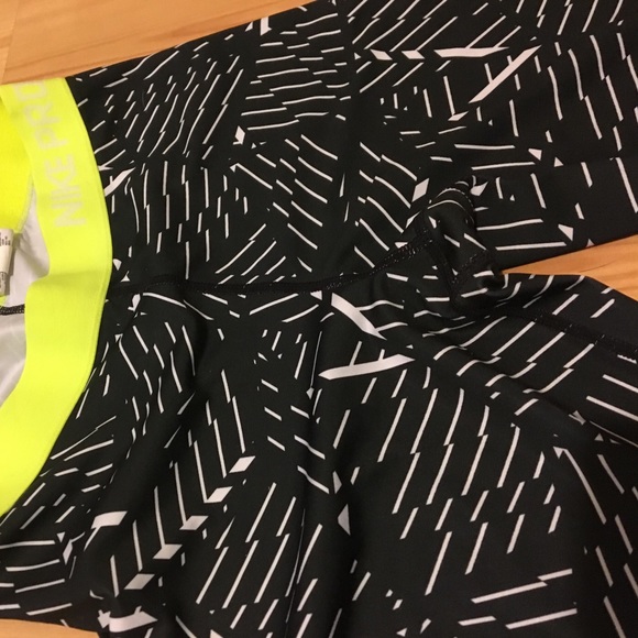 NIKE DRI FIT CAPRIS IN PERFECT CONDITION - Picture 2 of 3