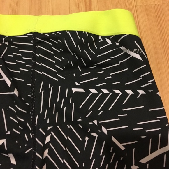 NIKE DRI FIT CAPRIS IN PERFECT CONDITION - Picture 3 of 3