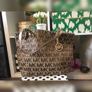 Michael Kors Jet Set Signiture Tote in gold