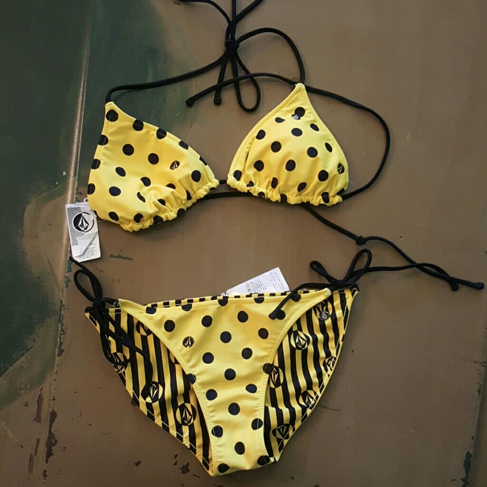 NWT Dada dot reversible triangle Volcom Swim suit