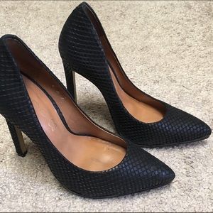 Black snakeskin patterned leather pumps