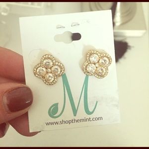 NEver Worn, classy stud earrings! 😍💎