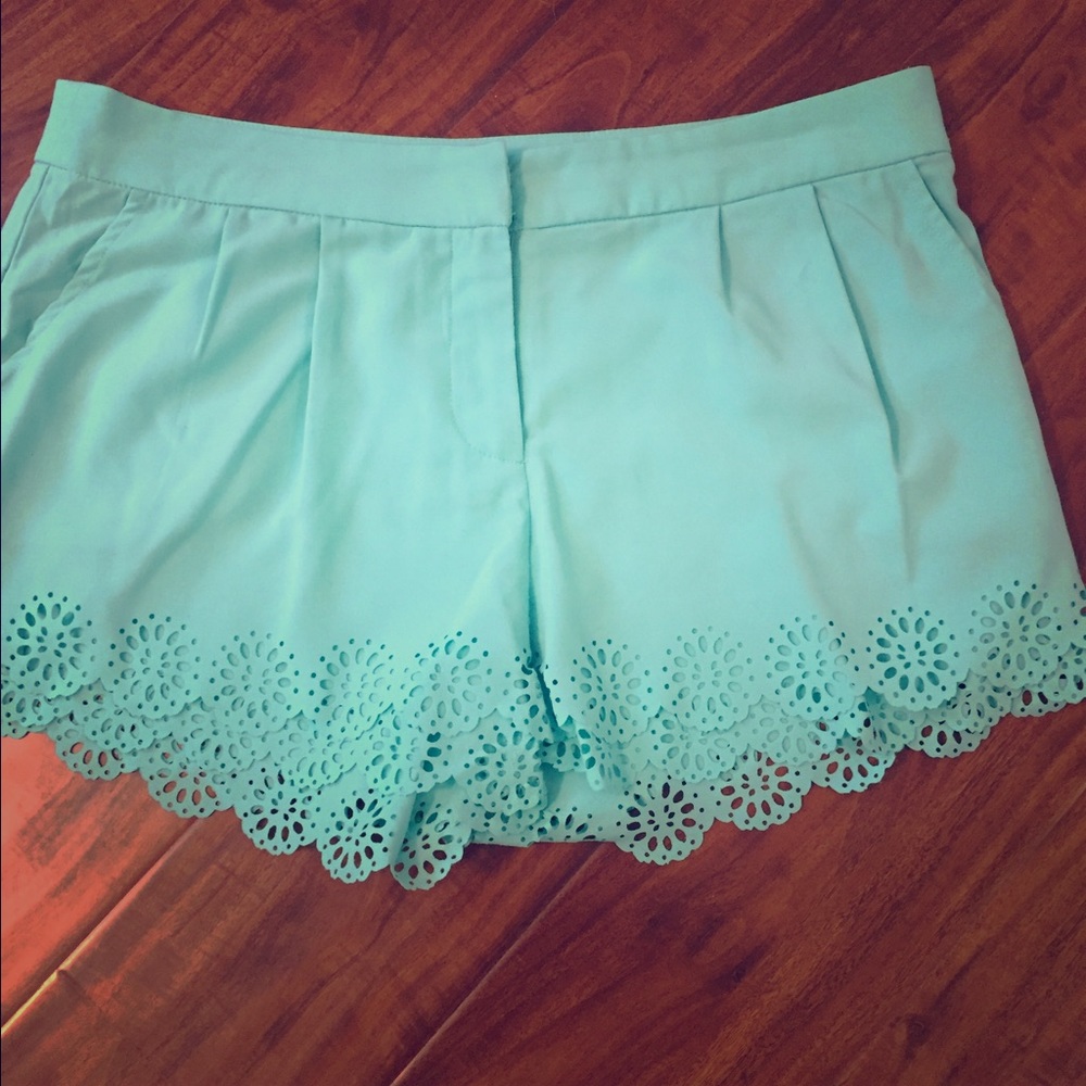 Gianni Bini scalloped shorts. Size L. Fits like M.