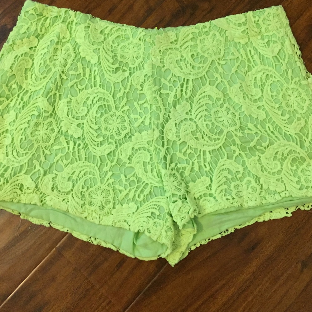 Gianni Bini embroidered shorts. Size 8.