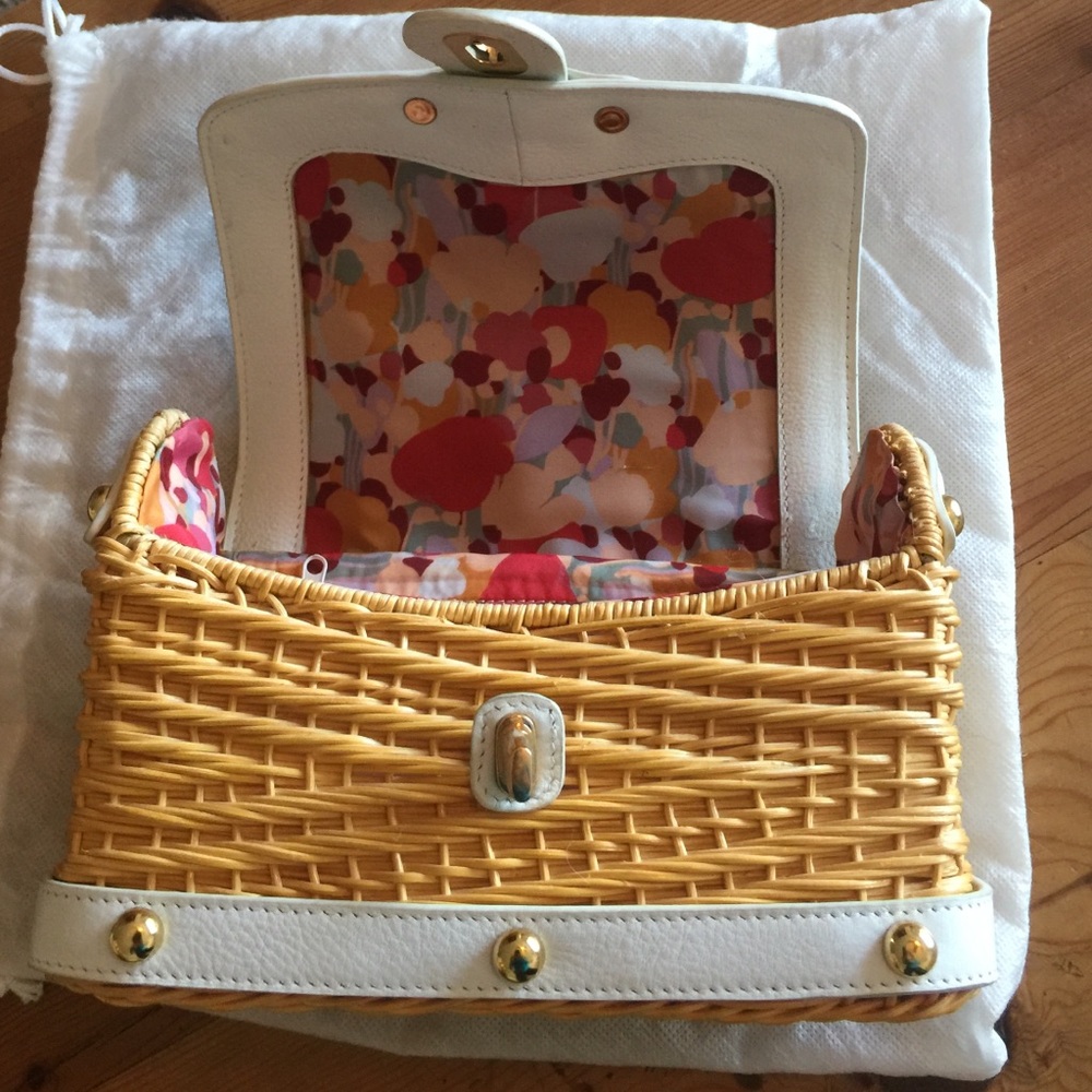 New Hype purse so cute with white leather & gold - Picture 3 of 4