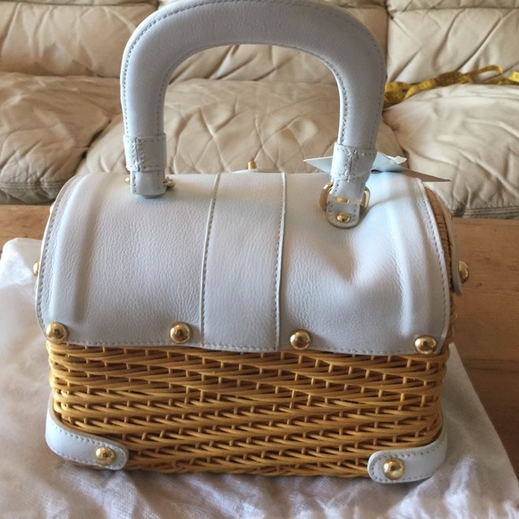 New Hype purse so cute with white leather & gold - Picture 2 of 4