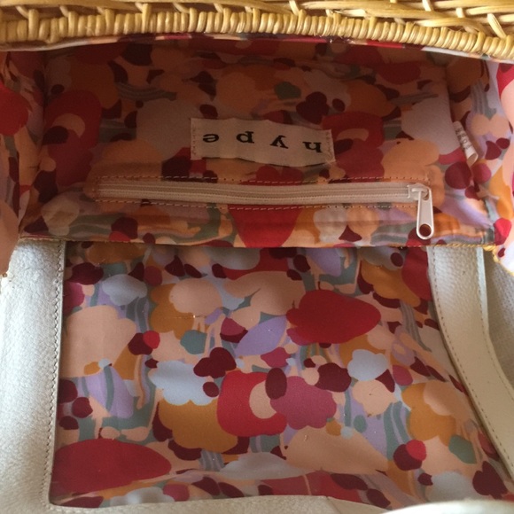 New Hype purse so cute with white leather & gold - Picture 4 of 4