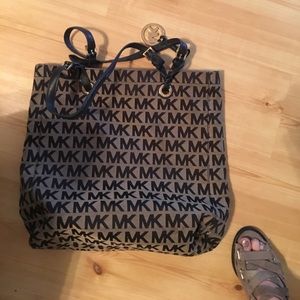 MICHAEL KORS TOTE!!!!