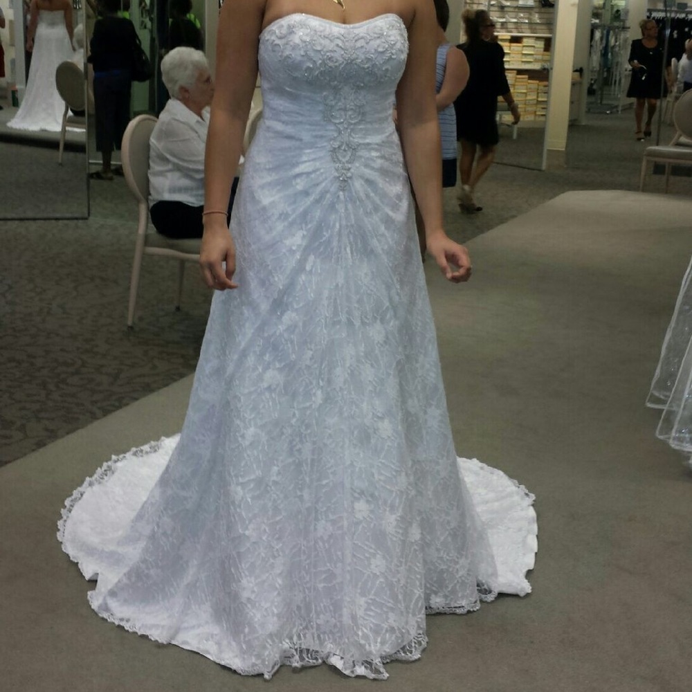 WEDDING DRESS NEVER WORN TAGS STILL ON!!!!!!‼️‼️‼️