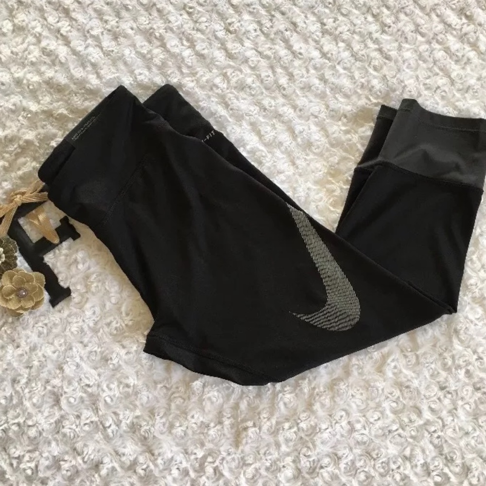 Nike Essential Tights Crop L black