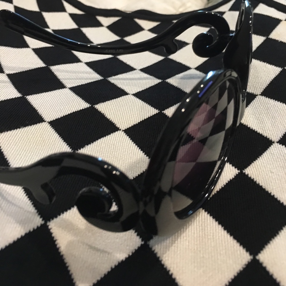 Sunglasses NEW - Picture 1 of 4