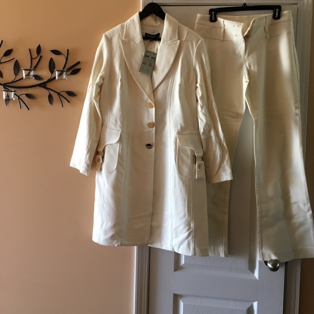 Beautiful very stylish 2 piece pant suit.