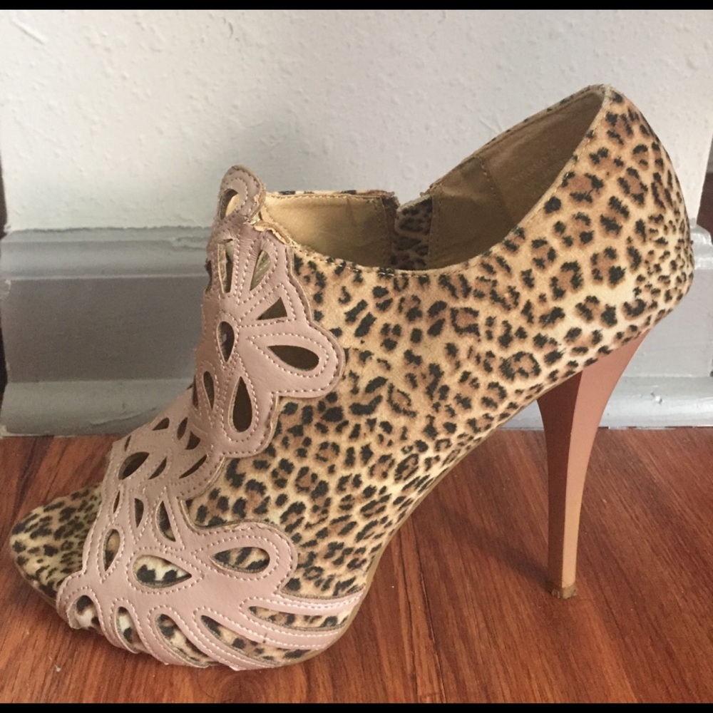 Very chick cheetah print heels