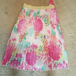 Nice Summer/Spring floral skirt with pleats...nwt