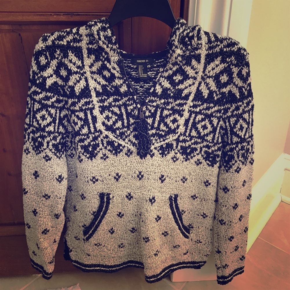 Forever 21 black and white patterned pullover