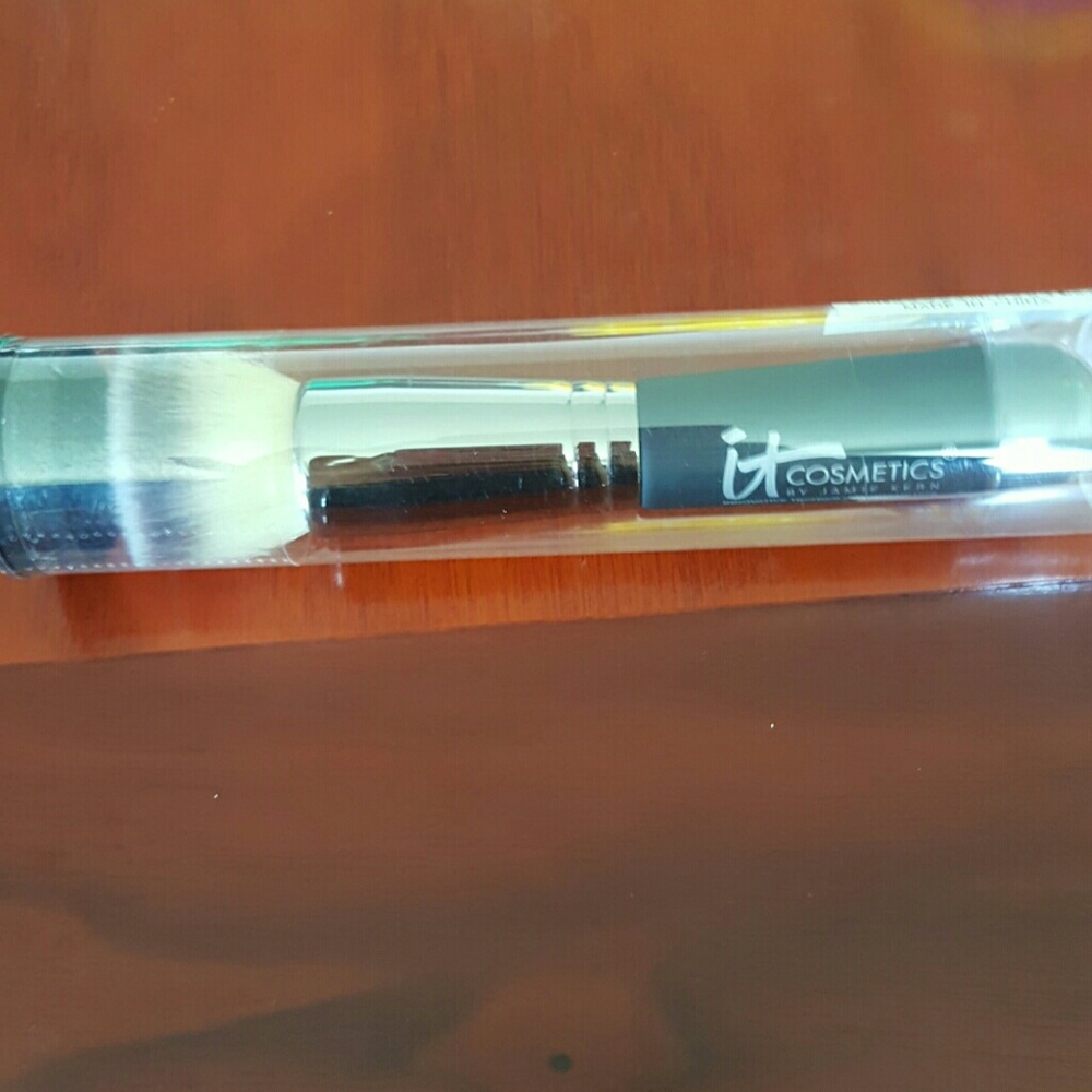 Flat top makeup brush