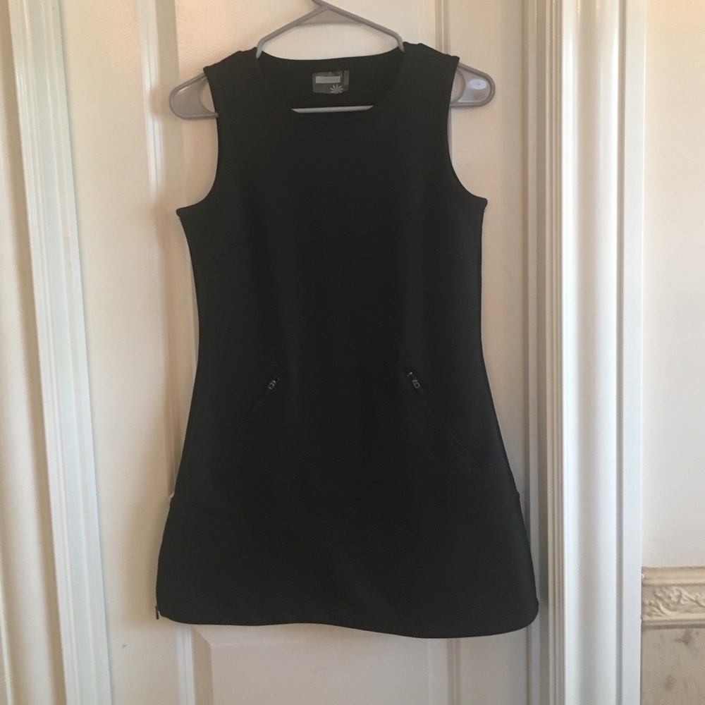 EUC Athleta black dress with zipper details. XS