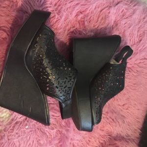 black wedges