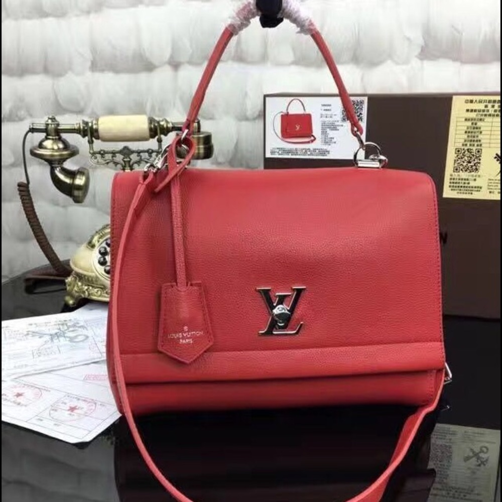 ❤️LV❤️brand new Lockme II red