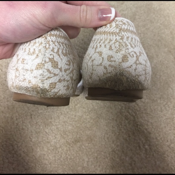 White floral pattern flats from Franchescas - Picture 2 of 2
