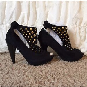 ❤️Steve Madden Black Suede Gold Studded Bootie❤️