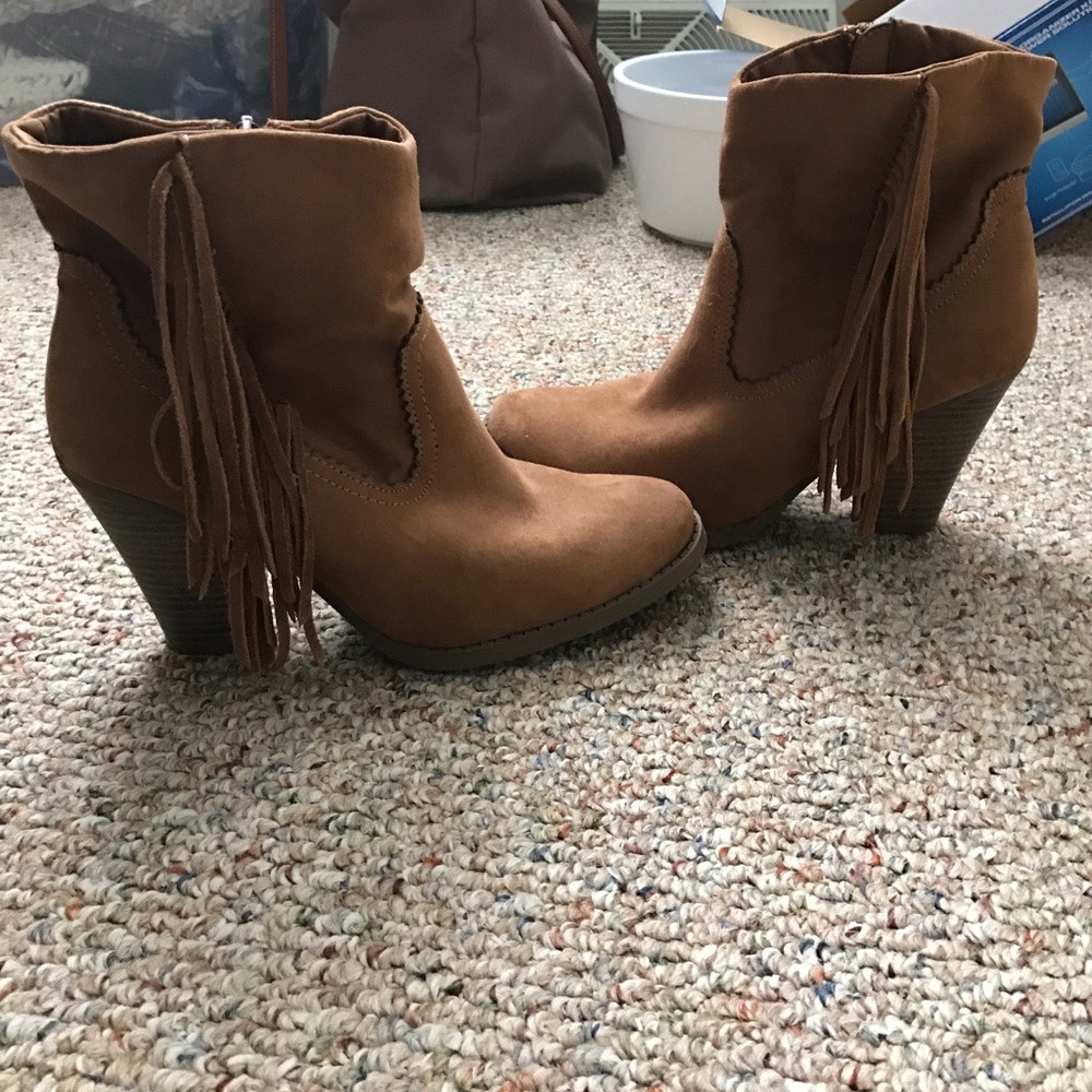 7.5 Brown Fringe Booties