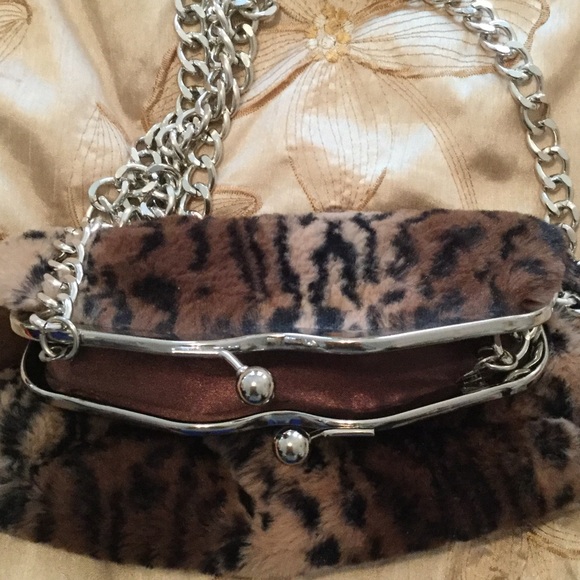 APT 9 faux fur bag with silver chain strap - Picture 3 of 8