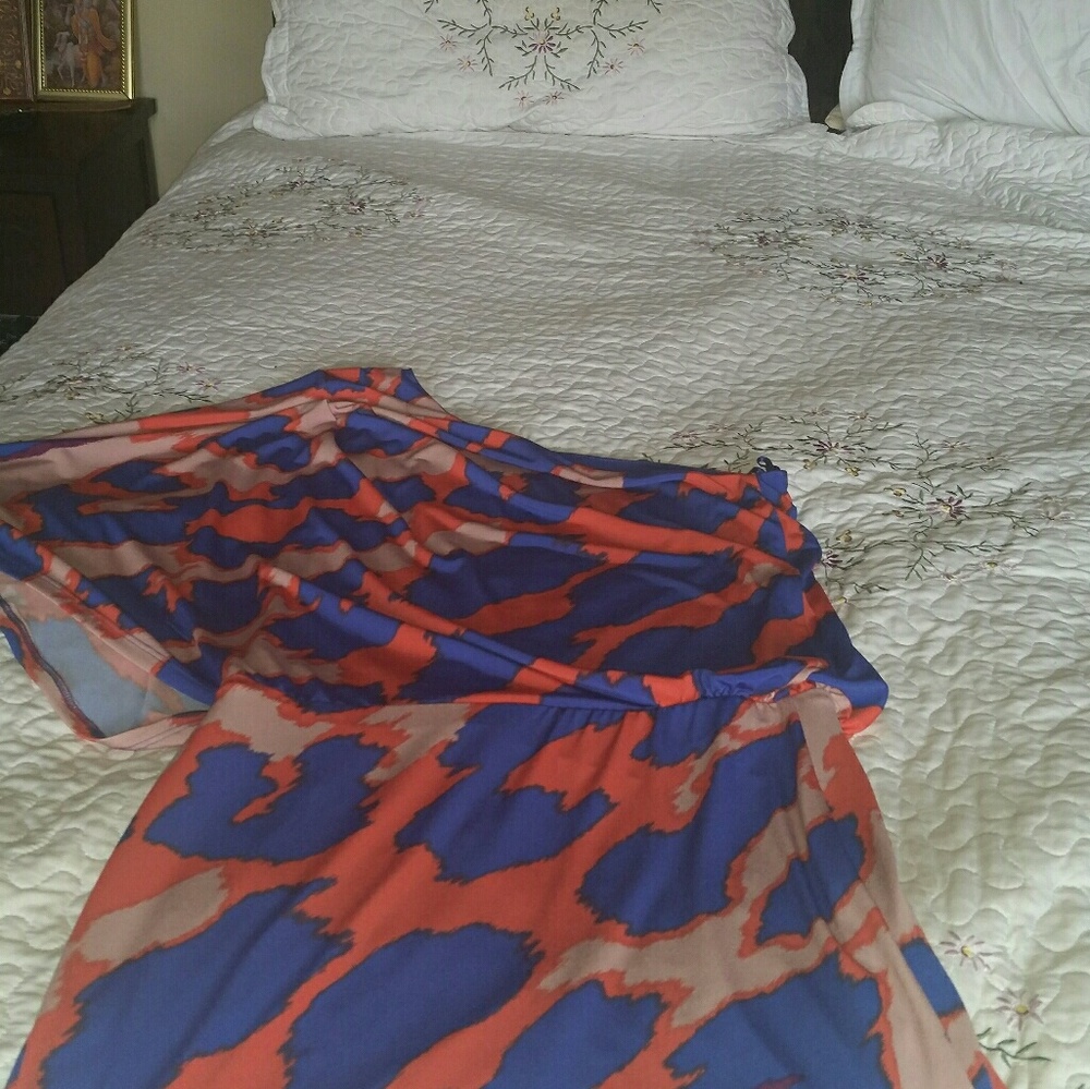 Dresses - Picture 2 of 2