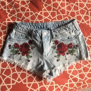 DIVIDED rosette denim shorts🌹